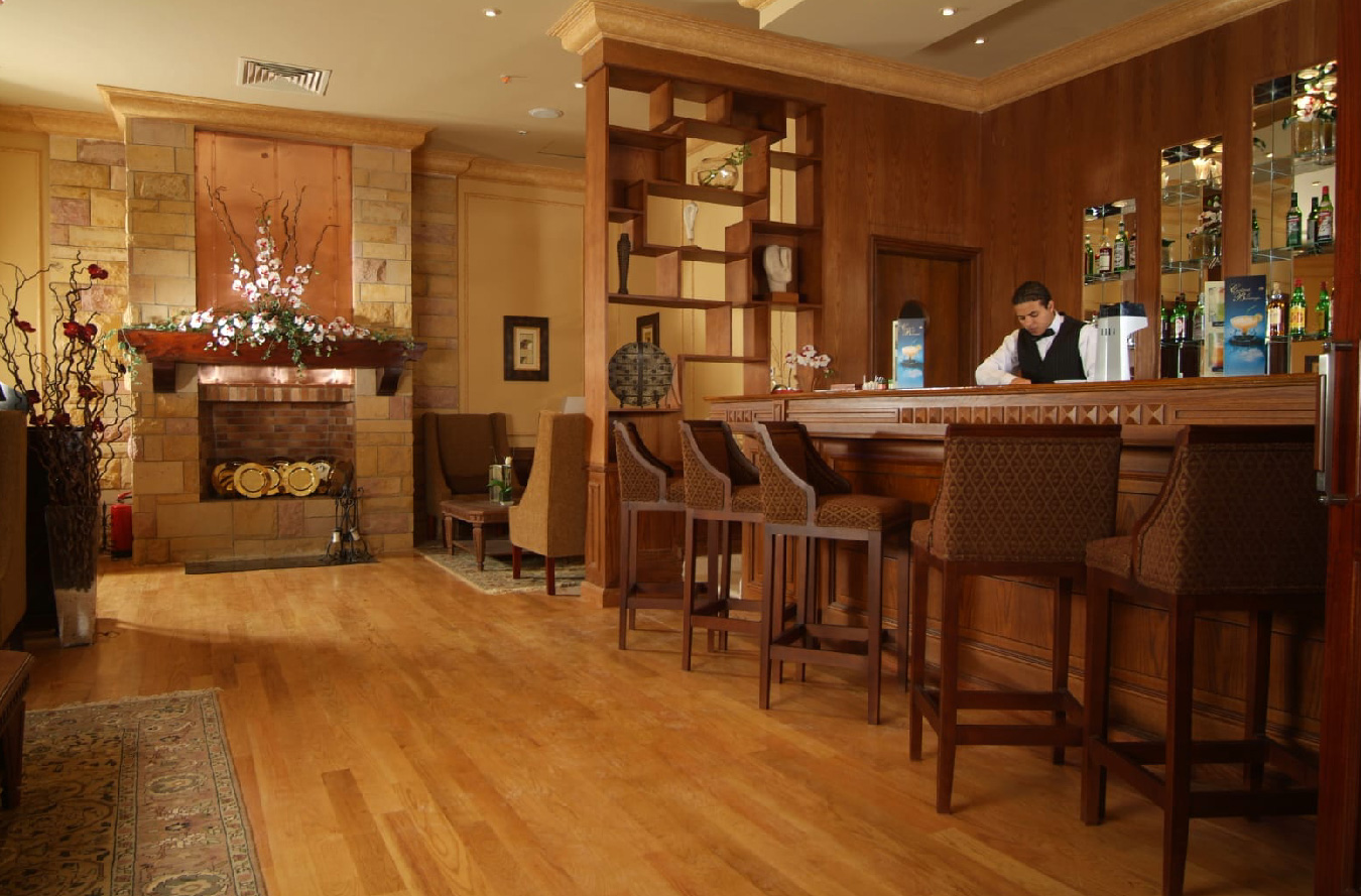 Stella-Golf-Hotel-Executive-Suite-Heaney’s-Bar-1